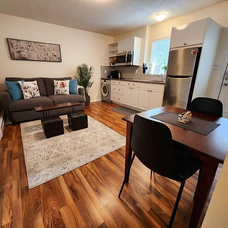 Adorable 1- Bedroom Suite In Langford Victoria Exterior foto