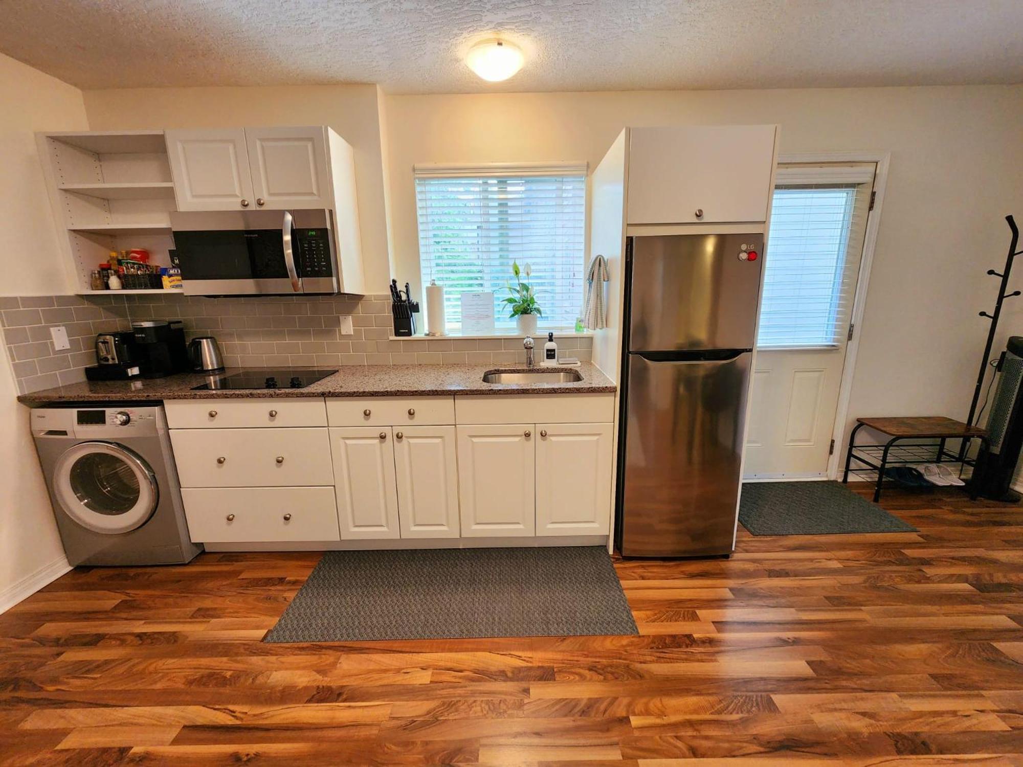 Adorable 1- Bedroom Suite In Langford Victoria Exterior foto