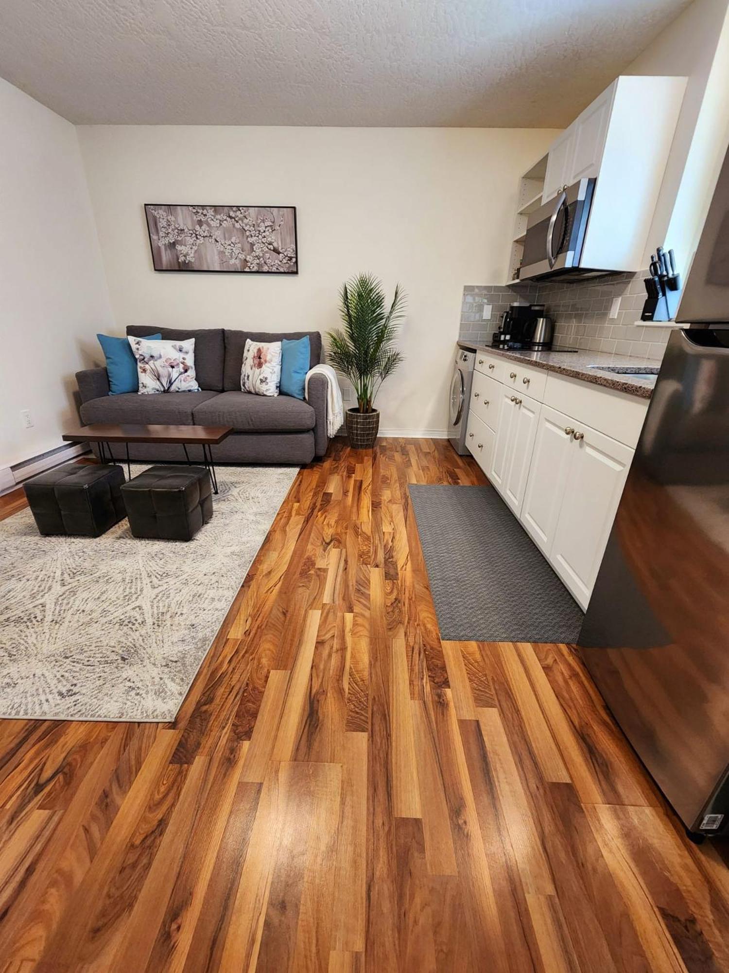 Adorable 1- Bedroom Suite In Langford Victoria Exterior foto