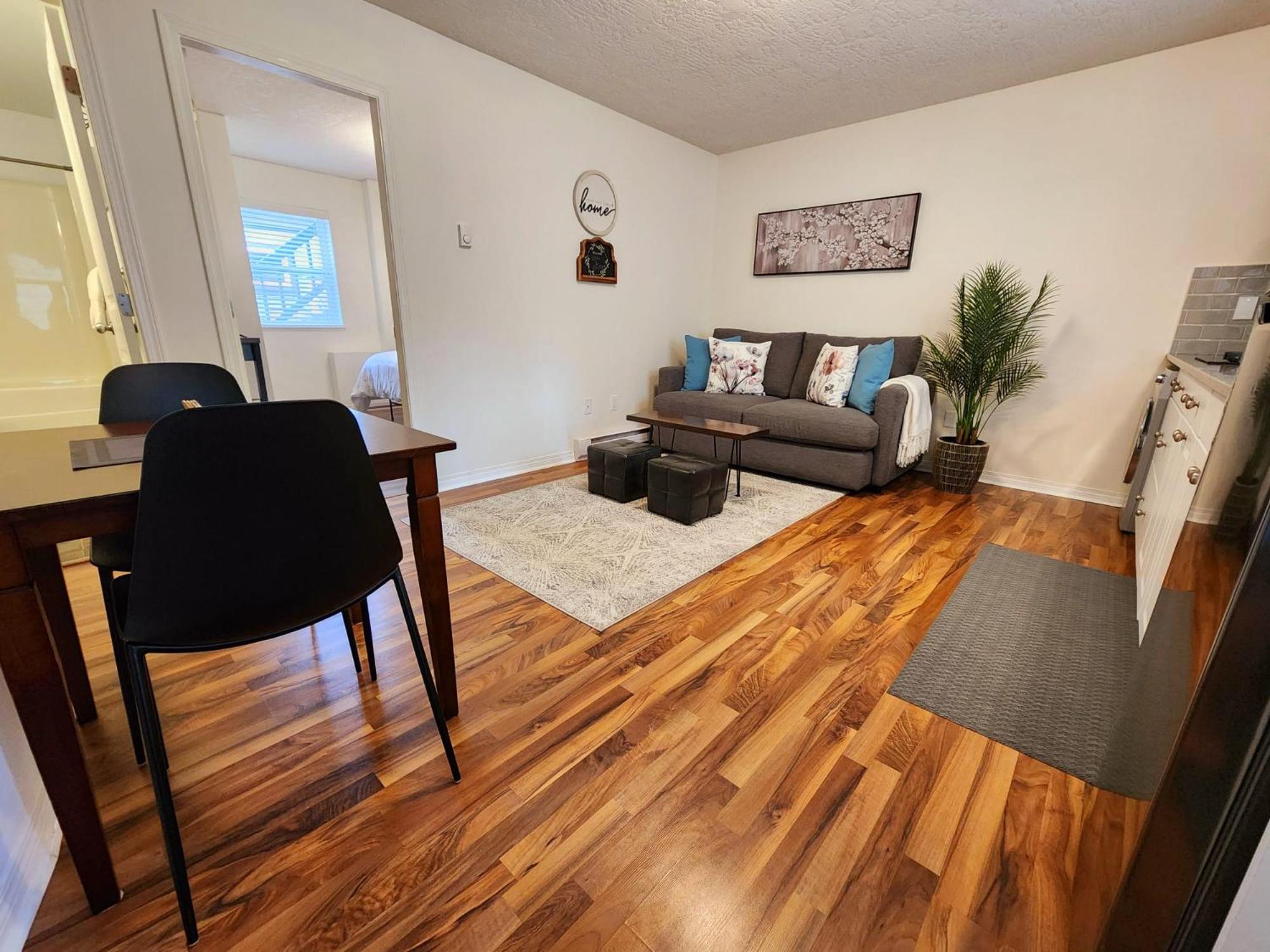 Adorable 1- Bedroom Suite In Langford Victoria Exterior foto